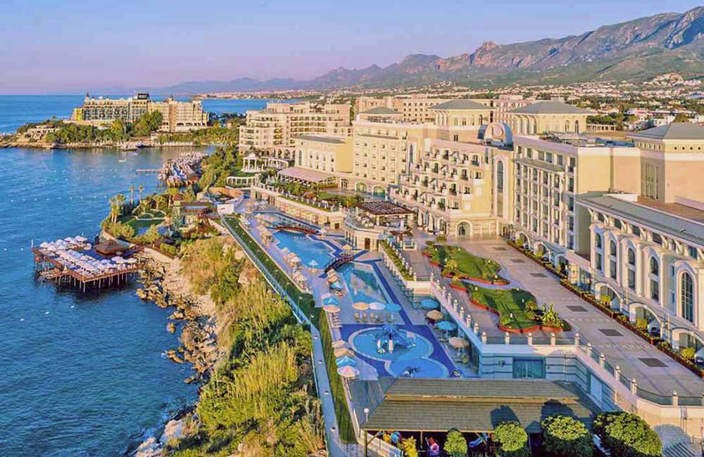 Merit Royal Otel dış cephe görünümü – Alsancak Girne’de lüks konaklama ve taksi ulaşım noktası
