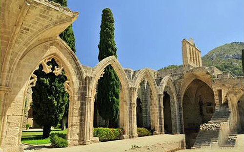 Bellapais Manastırı gündüz manzarası – Kuzey Kıbrıs’ta tarihi ve turistik gezi noktası