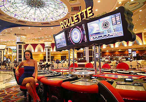 Merit Royal Casino gece görünümü – Girne Alsancak’ta lüks oyun ve eğlence merkezi