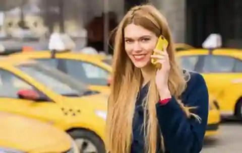 Telefonla taksi çağıran sarışın kadın – Kıbrıs’ta 7/24 VIP taksi hizmeti iletişimi