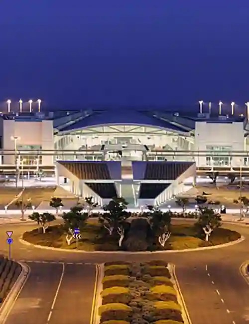 Larnaka havalimanı yukardan ve dışardan gece görünüm