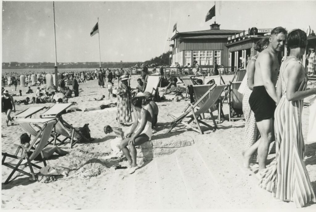 Загорающие на пляже в Пирите. (TLM F 8481:163); Tallinna Linnamuuseum, foto Karl Hugo Akel, 1930 год.