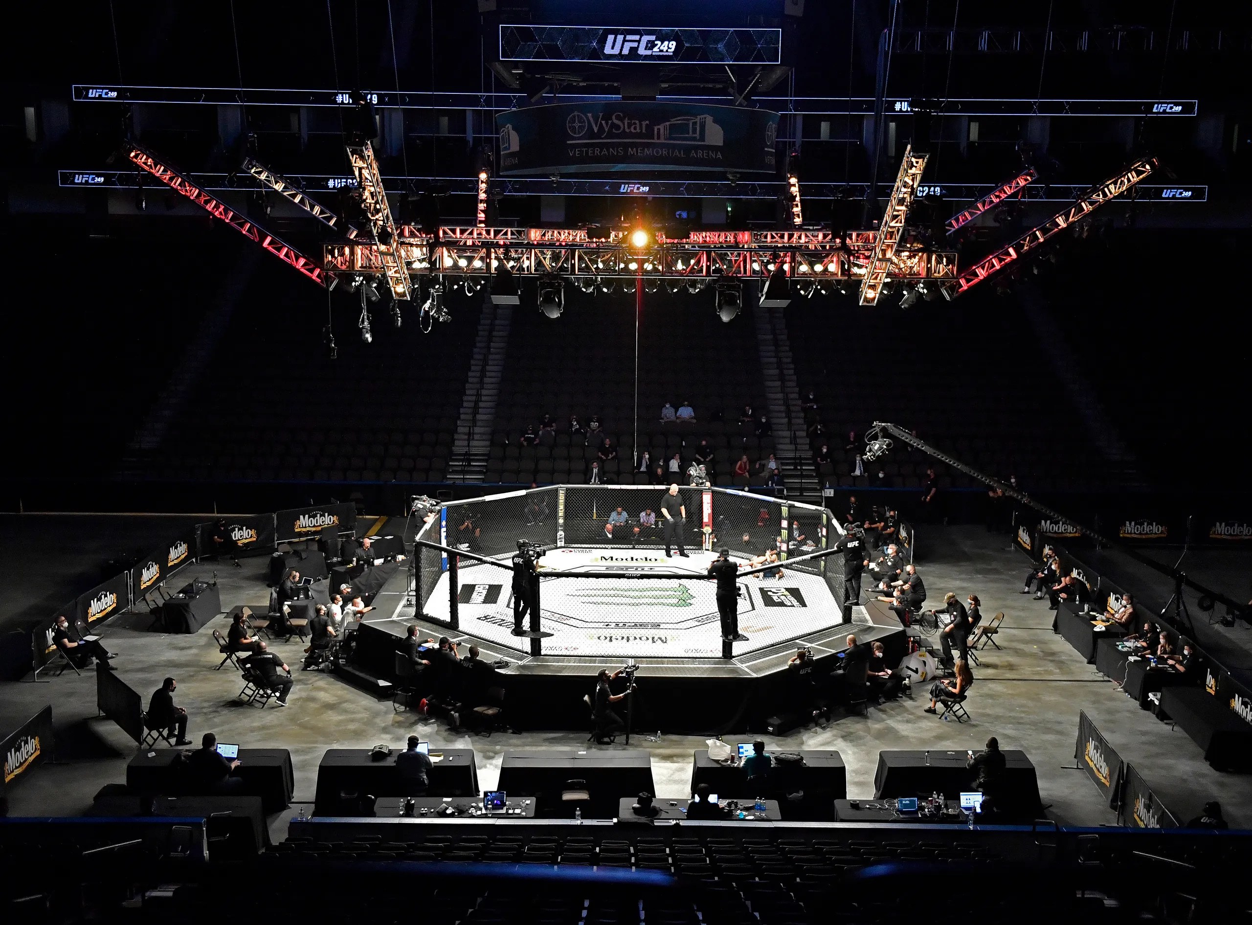 This Week in Fighting: UFC, KSW, GLORY, OKTAGON, Cage Warriors