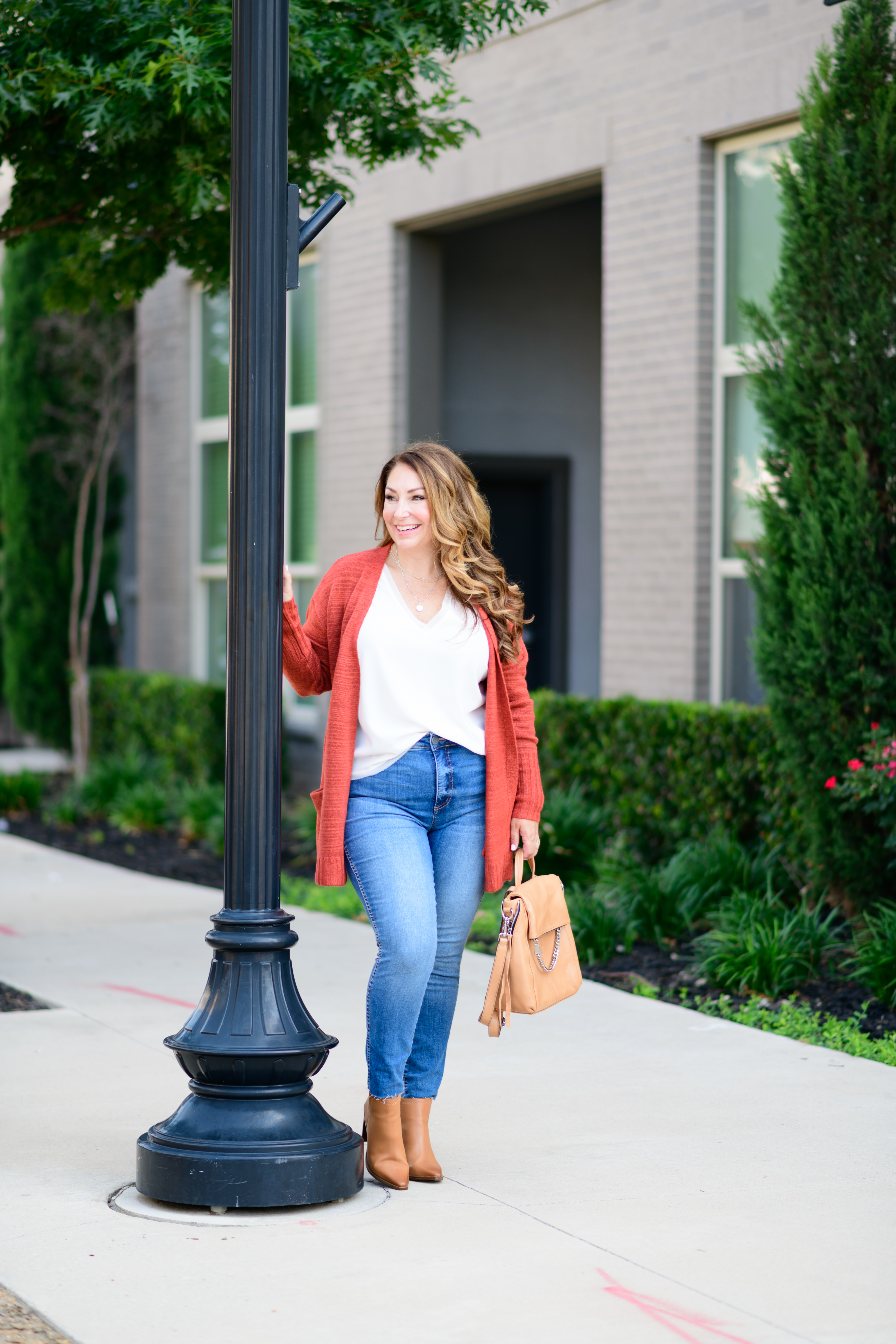 curvy women wearing jeans