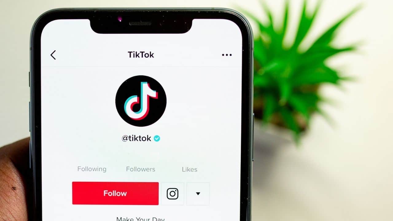 Hmu Meaning In Tiktok Text Message Snapchat And Full Form Explained The Sportsgrail