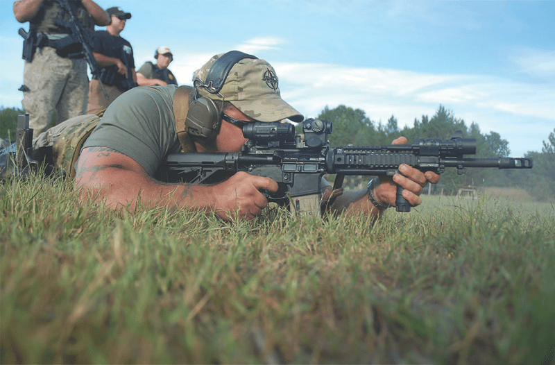 Paul Buffoni, propietario de la marca de armas Bravo Company USA, en una sólida posición de tendido: pegado al suelo y con el cargador apoyado a modo de monópode. Paul es un gran tirador.