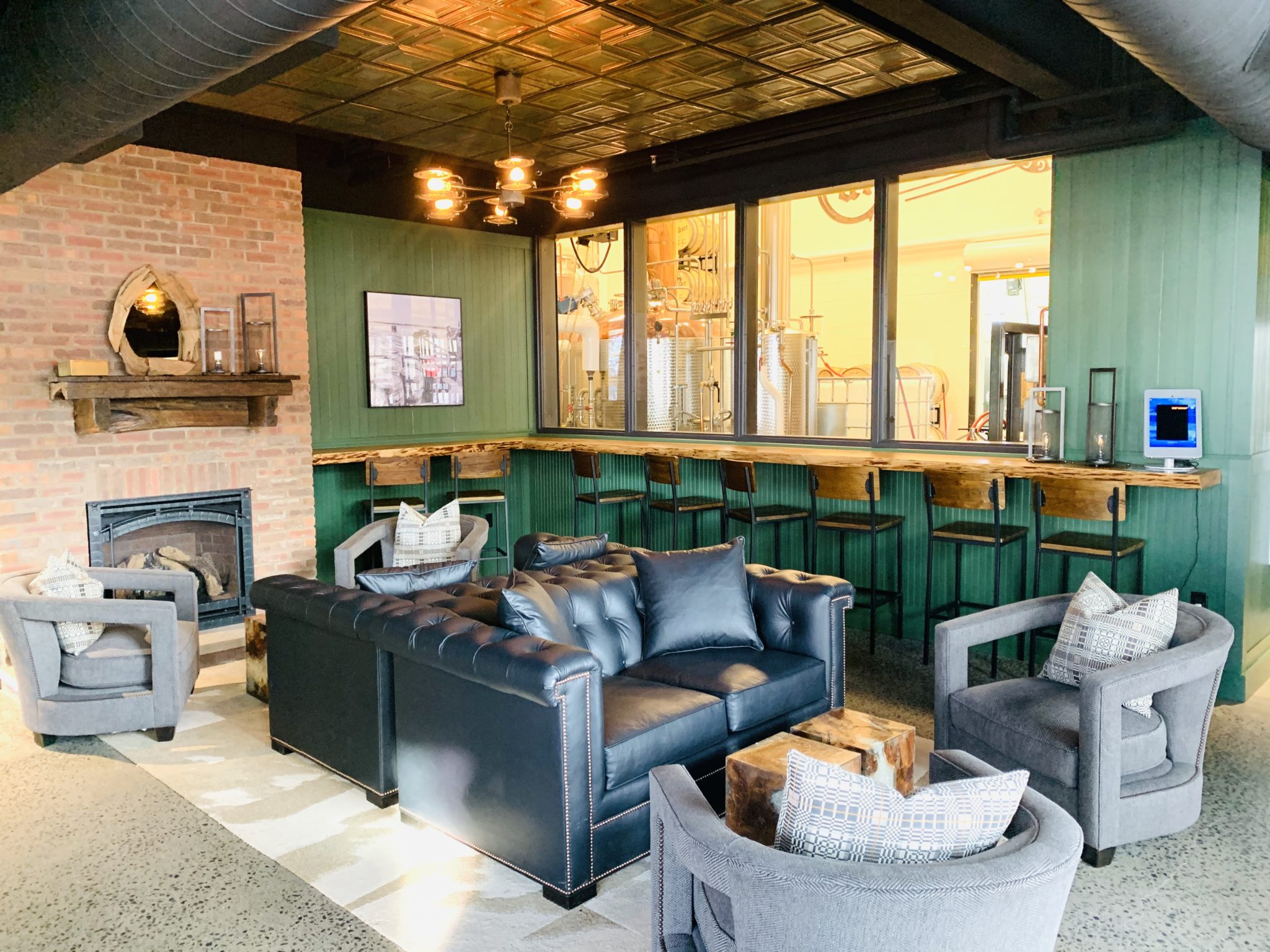 Top U.S. family travel blog Travel With A Plan details their stay at the newest Rainy Lake lodging option that is steps away from Rainy Lake and minutes away from Voyageurs National Park! Find out all you need to know about Cantilever Distillery +Hotel. #voyageursnationalpark #voyageursnationalparklodging #rainylakelodging #rainylakehotels #cantileverdistillery #cantileverhotel #ranierMN #placestostayonRainyLake