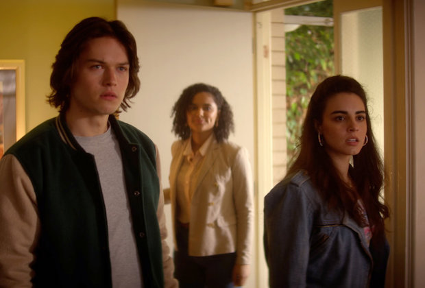 La Brea Recap Season 2 Episode 4 Villagers Attack Spoiler S Mother Jimmy Star S World
