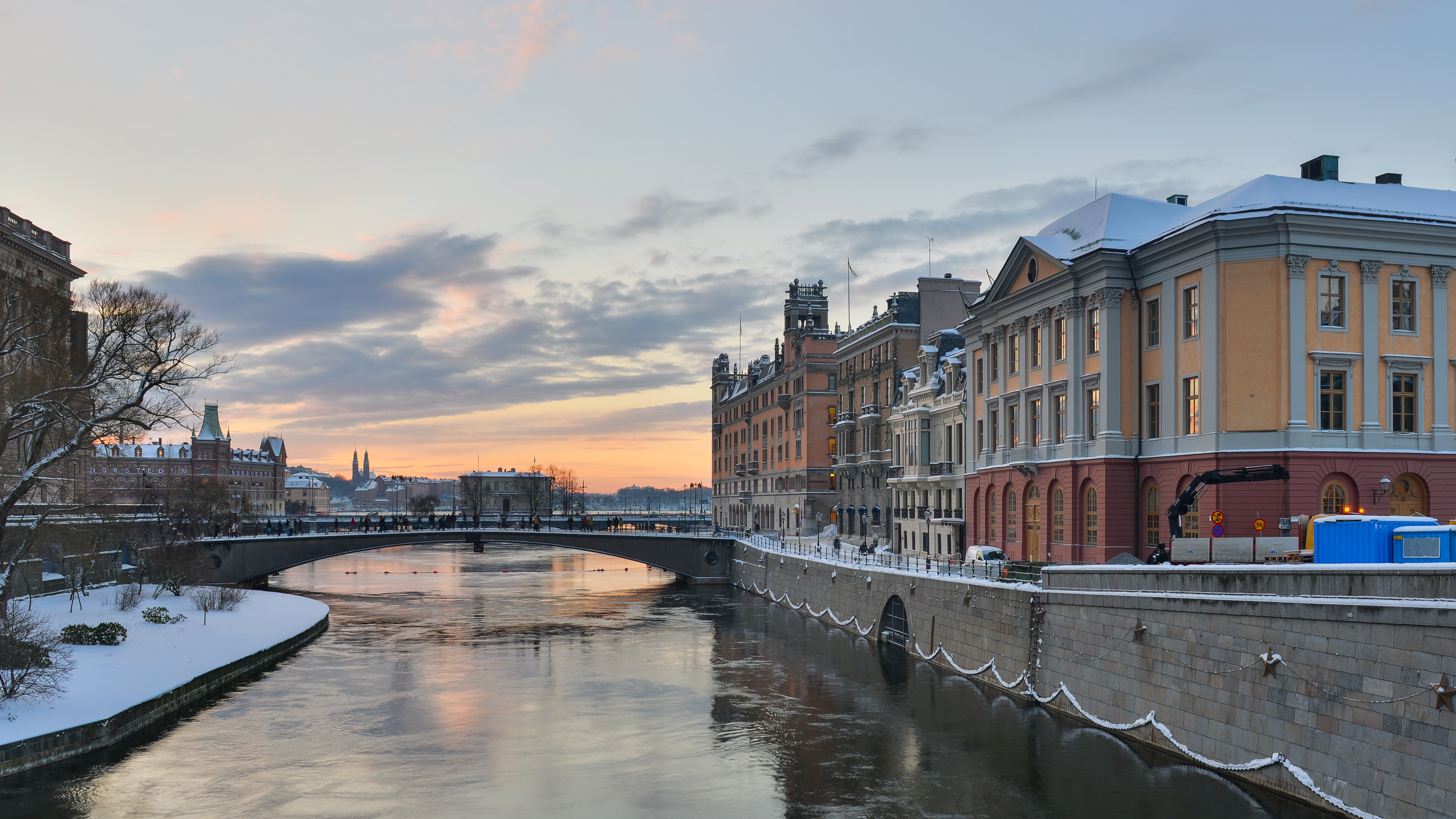 Riksdag och regering - några av de vi måste påverka för den fria kunskapens skull. Dessutom är detta fotografi ett lysande exempel på en bild som möjliggjorts tack vare Wikimedia Sveriges arbete - japp, såhär bra bilder har teknikpoolen skapat! Mer konkret har mästerfotografen Arild Vågen lånat en kamera, tagit bilden och släppt den fritt på Wikimedia Commons under den fria licensen CC-BY-SA 3.0. Vackert!