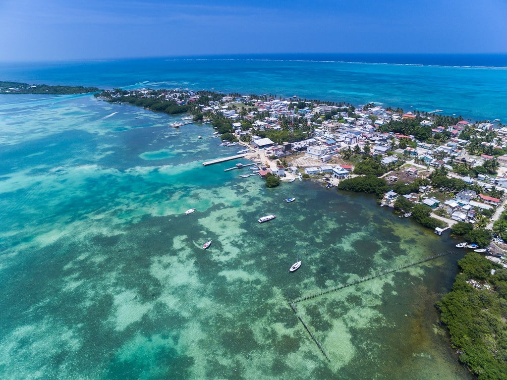 Luftbild vom Caye Caulker Village in Belize