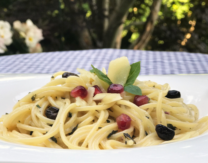 Spaghetti Mit Butter Zitronen Sosse Und Frittiertem Salbei Weiss Schwarz