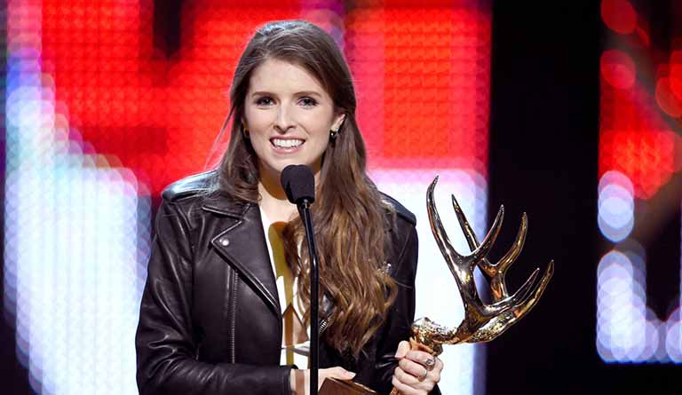 Anna-Kendrick winning Guys Choice Awards