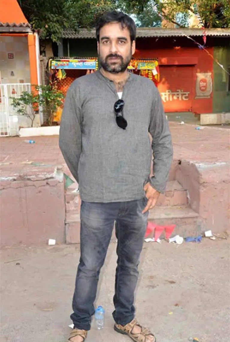 Pankaj-Tripathi-full-body