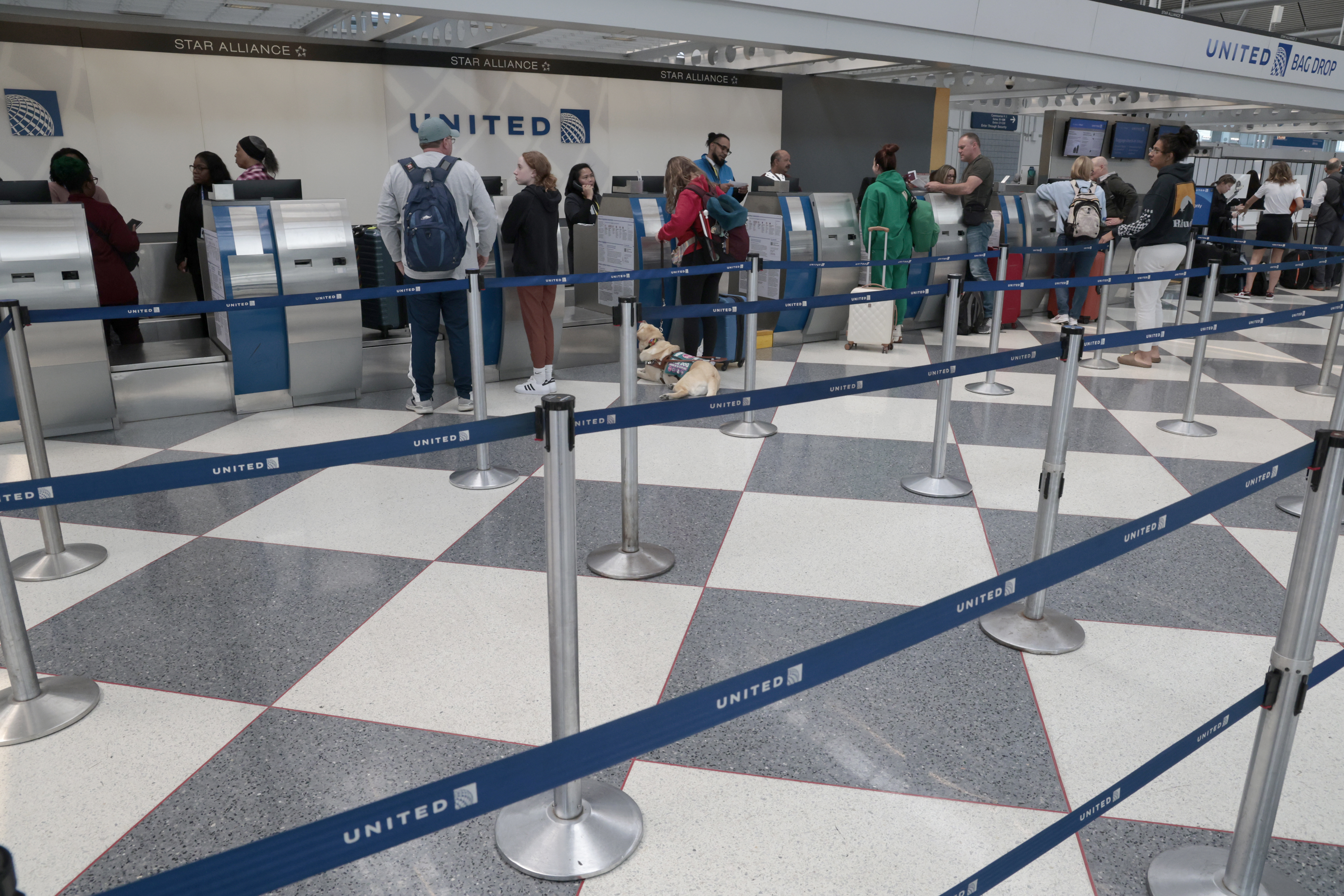 Travelers line up to check in at Terminal 1 United Airlines in O'Hare International Airport in Chicago on 18, 2023. (Antonio Perez/ Chicago Tribune)