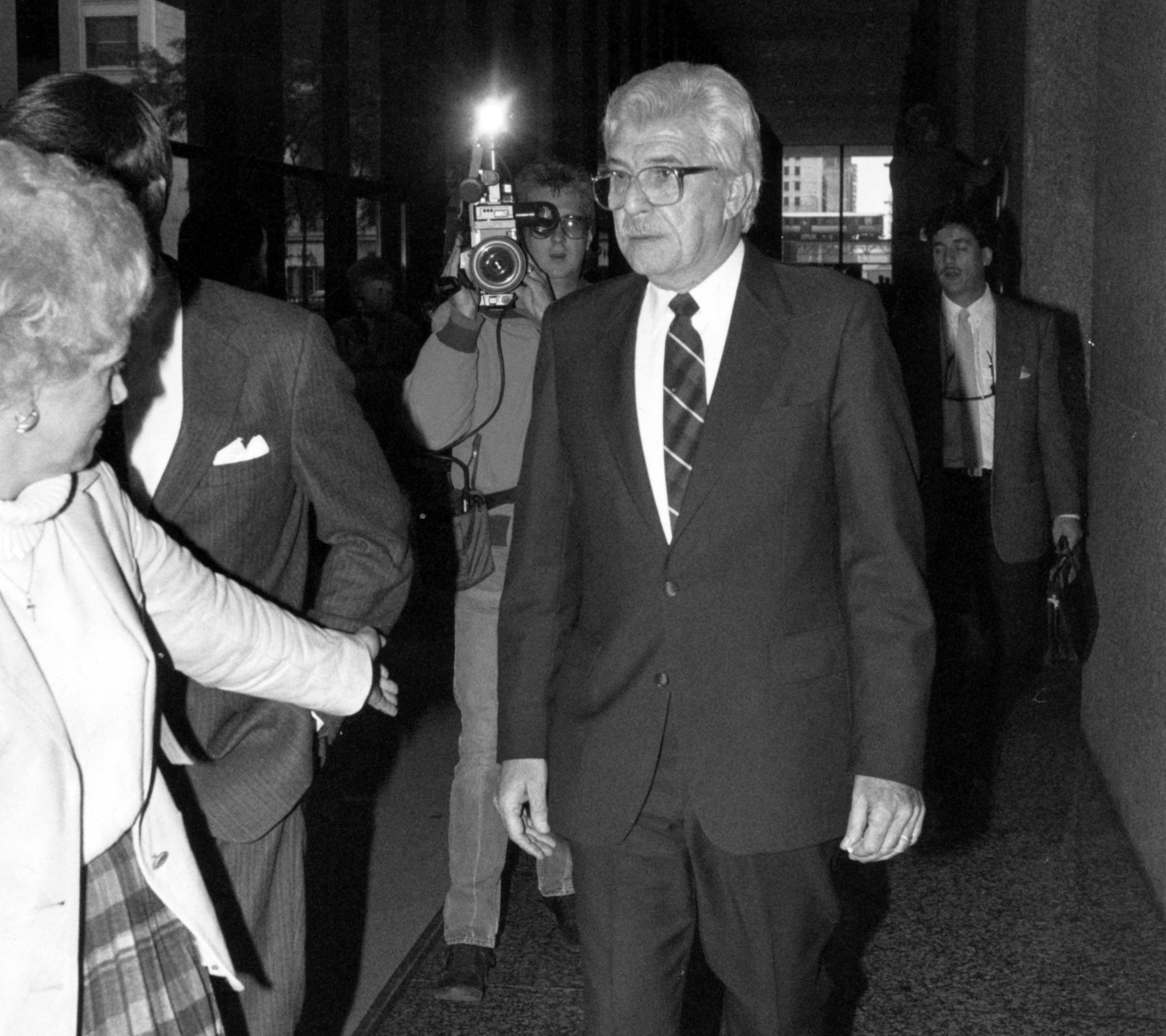 Judge Daniel Glecier leaves the federal building on Oct. 4, 1988 after being found guilty in Operation Greylord. (John Irvine/Chicago Tribune)