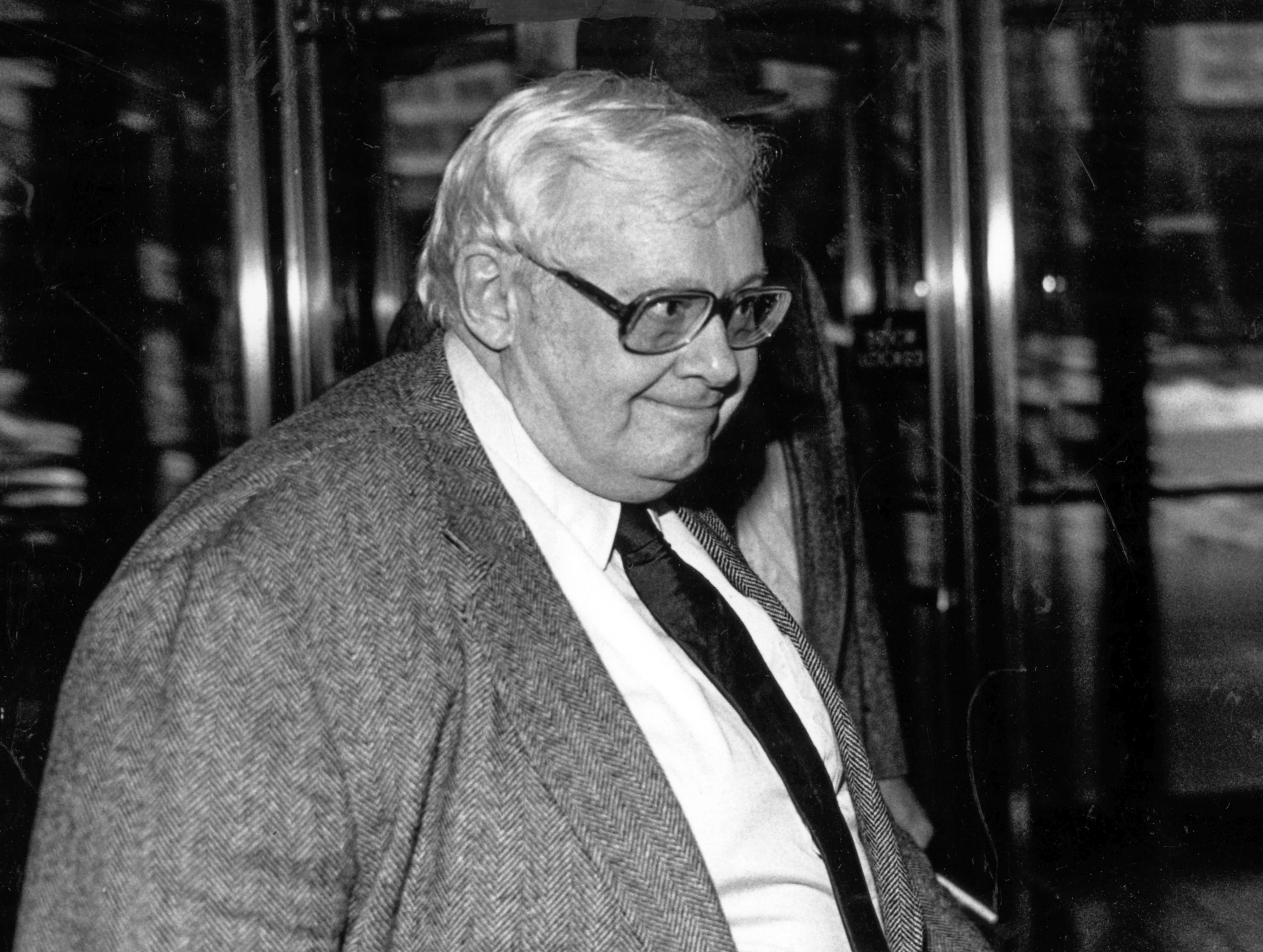 Former Judge James Oakey leaves court after being sentenced to 18 months in prison on Dec. 16, 1987. (George Thompson/Chicago Tribune)