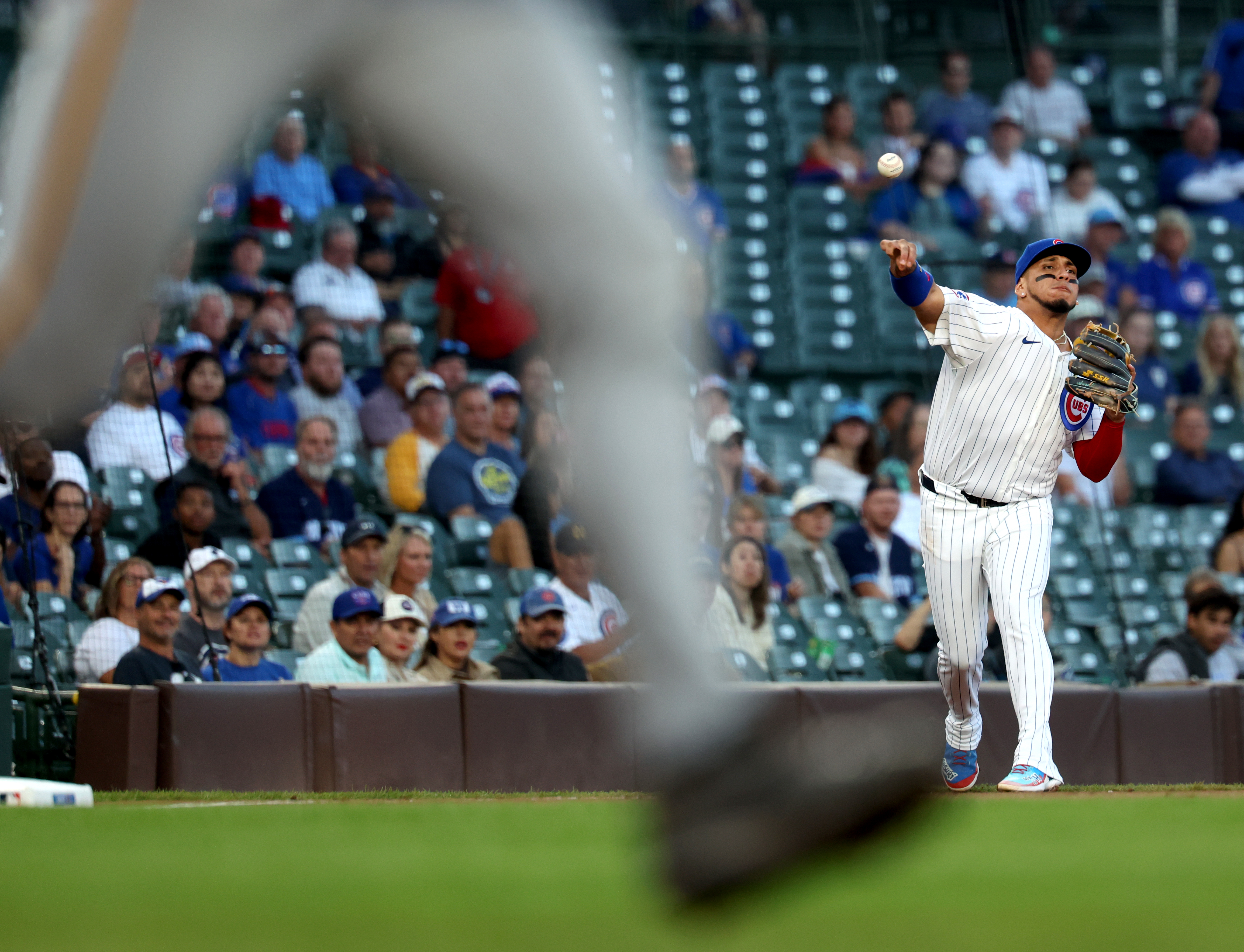 Chicago Cubs third baseman Isaac Paredes makes a throwing error on a ground ball in the first inning of a game against the Pittsburgh Pirates at Wrigley Field in Chicago on Sept. 4, 2024. (Chris Sweda/Chicago Tribune)