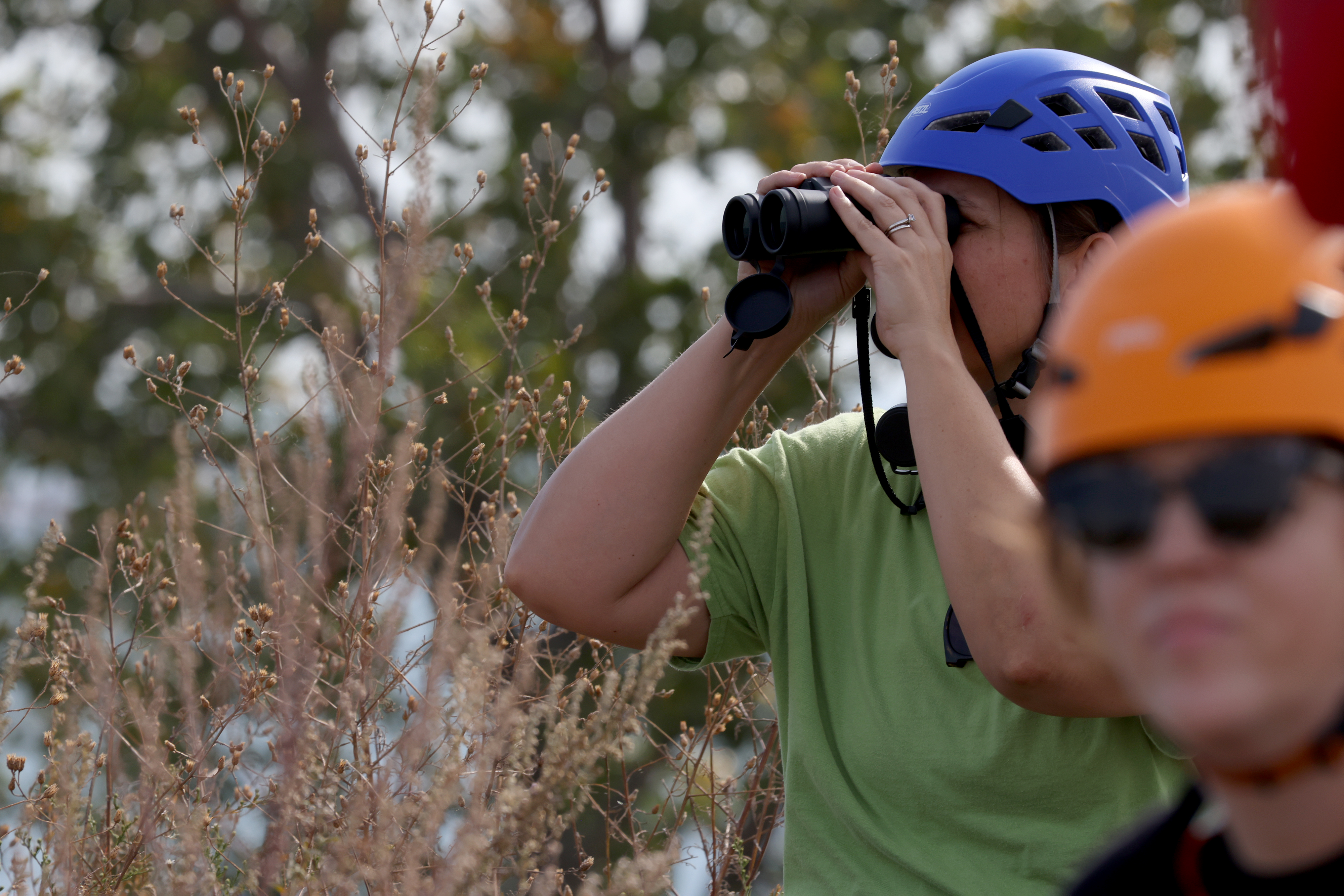 Sarah Anderson, left, looks for hawks during Urban Birding Festival at Steelworkers Park on Friday, Sept. 13, 2024. (Antonio Perez/Chicago Tribune)