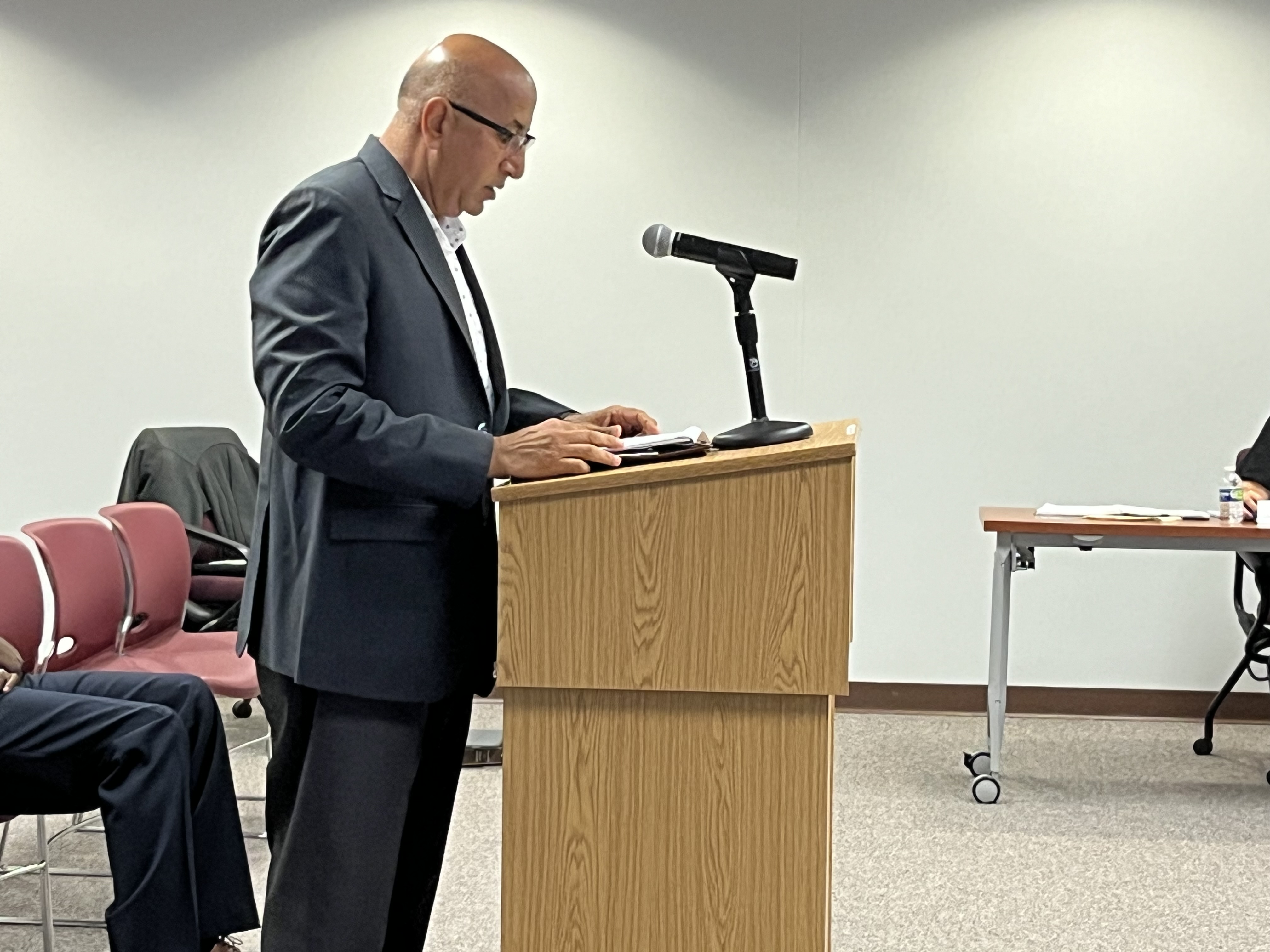 Safeway Transportation CEO Lucky Sahota speaks about improvements to the bus service Sept. 18, 2024 at the Summit Hill Elementary District 161 Board meeting. (Michelle Mullins/for the Daily Southtown)