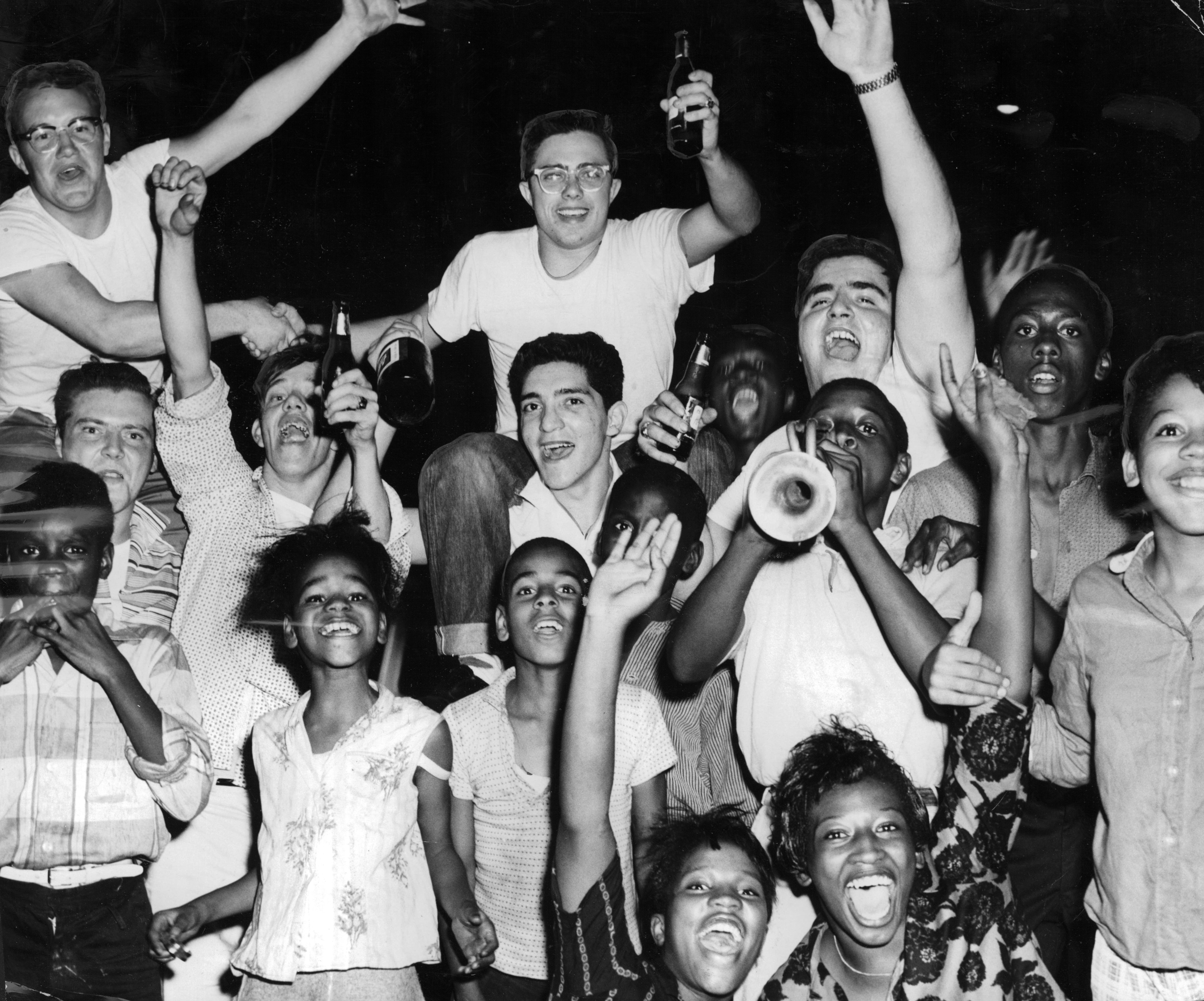 Chicago White Sox fans hail their American League campions in a neighborhood celebration near Comiskey Park on Sept. 22, 1959. (Chicago Tribune historical photo)