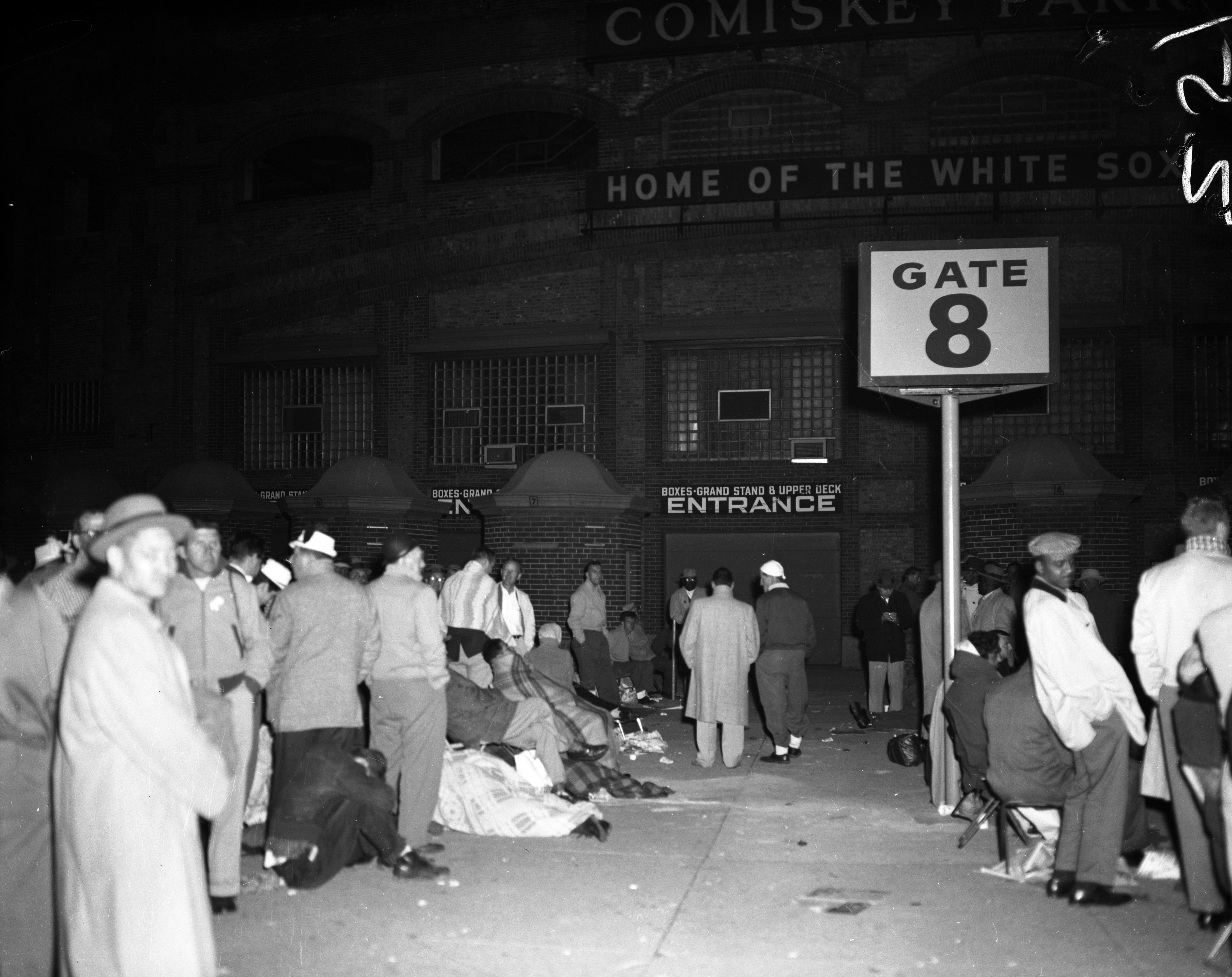 A crowd waits to purchase tickets at Comiskey Park for Game 1 of the World Series between the White Sox and the Los Angeles Dodgers on Oct. 1, 1959. (Tom Kinahan/Chicago Tribune)