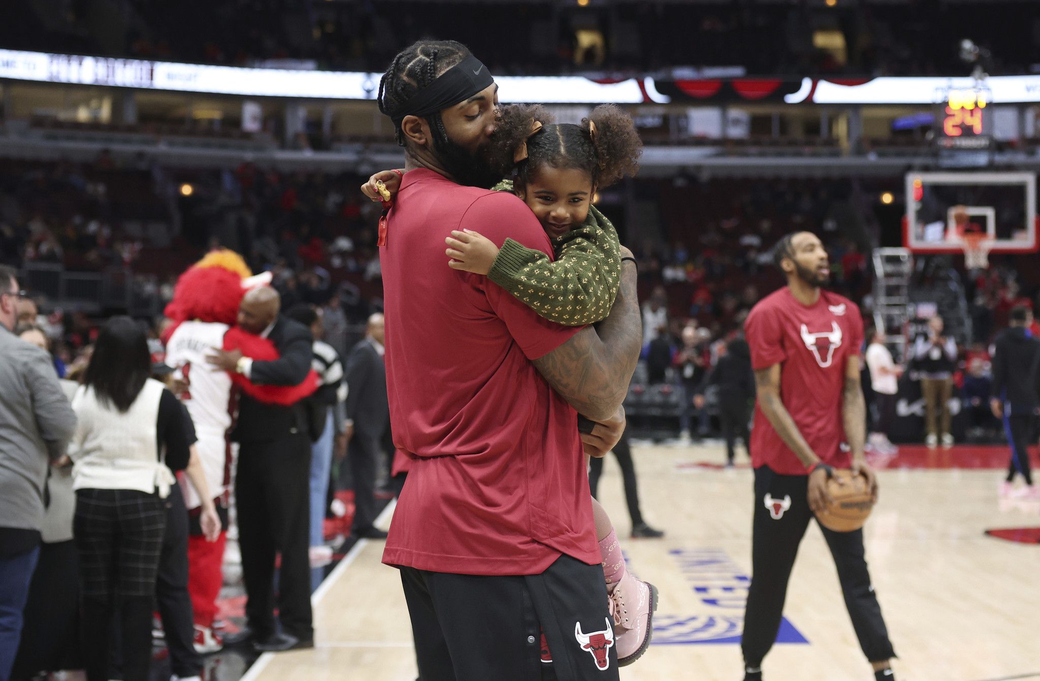 Bulls center Andre Drummond holds his 3-year-old daughter, Aubrey, during warmups for a game against the Magic at the United Center Nov. 18, 2022. (John J. Kim/TNS/Chicago Tribune)