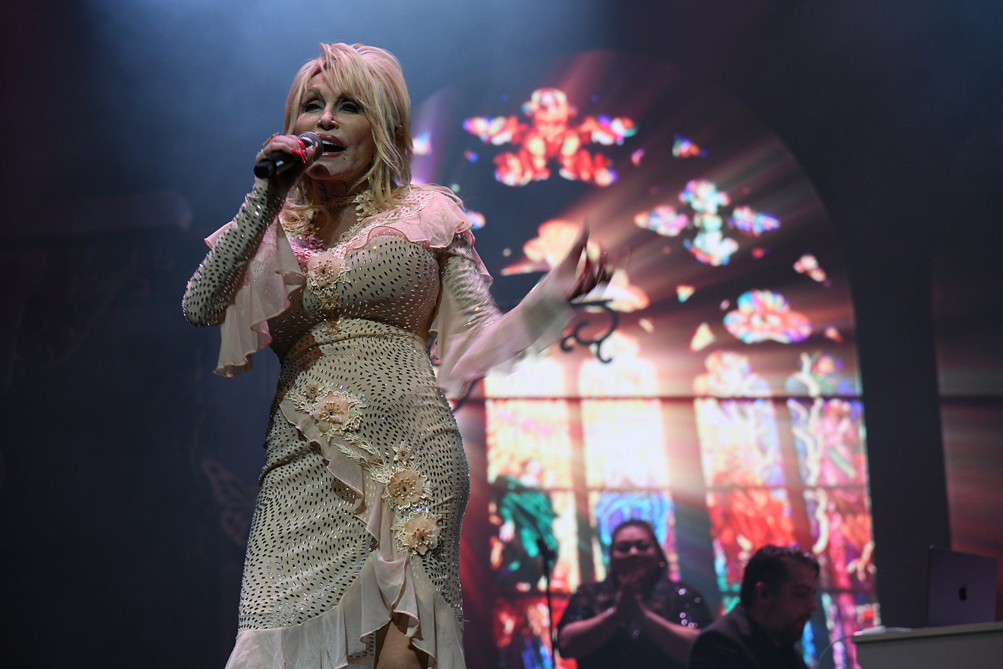 Dolly Parton treats guests to a musical number at her Dollywood theme park in Pigeon Forge, Tennessee, on Friday, March 10, 2023. (Linze Rice/for the Chicago Tribune)