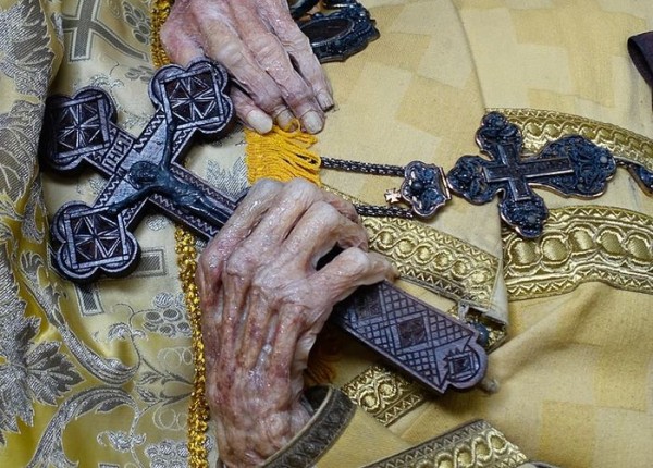 archbishop-dmitri-arms-after-600