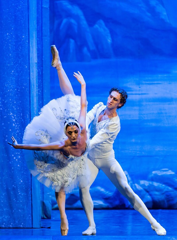 Солисты Russian Grand Ballet Ольга Кифяк и Евгений Светлица в балете «Лебединое озеро»
