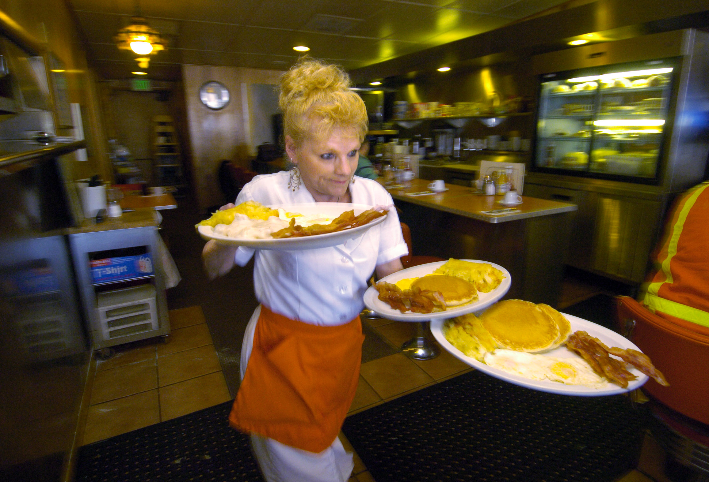 DENVER, COLORADO--MARCH 2, 2006--Server Roxanne Stacey ...