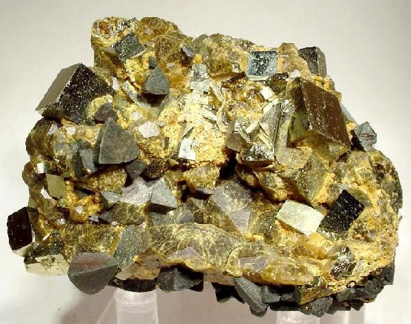 Key Difference - Pyrite vs Chalcopyrite