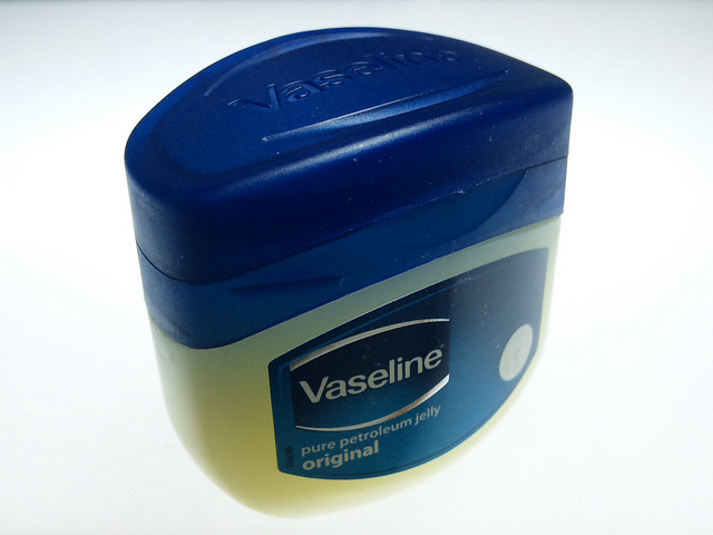 Difference Between Petrolatum and Petroleum Jelly