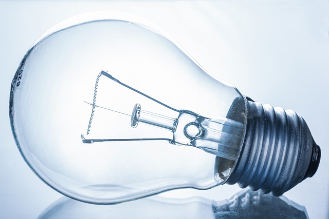 Incandescent vs Fluorescent Light Spectrums in Tabular Form