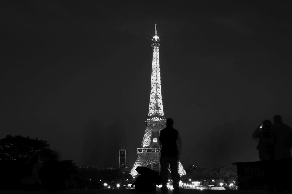 Best Tips & Ideas For Photographing the Eiffel Tower at Night 6 Silhouettes and the Eiffel Tower at night