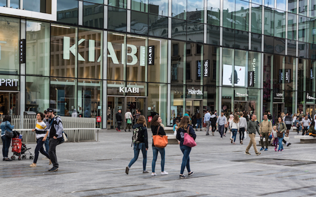 Pret A Porter D Auchan A Kiabi Des Geants A L Assaut Du Marche De L Occasion Frenchweb Fr