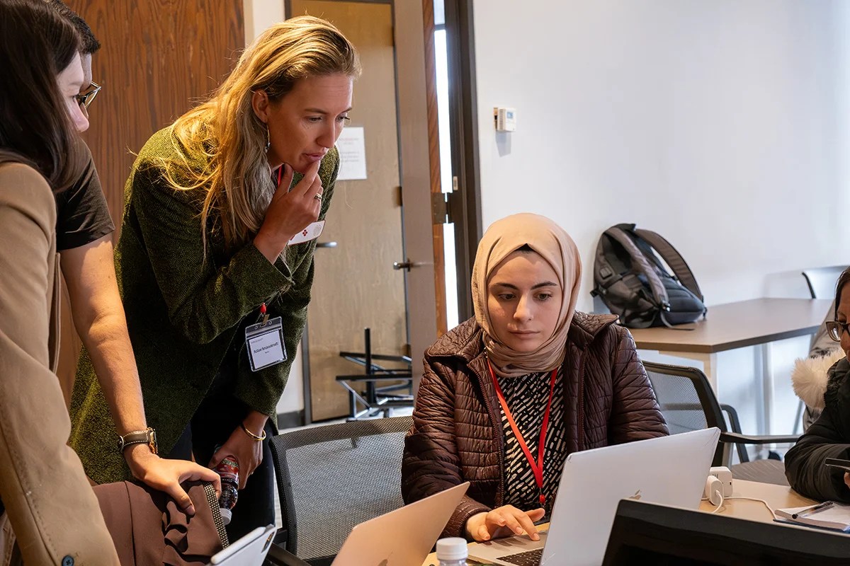 Hackathon mentor Roline Brunnekreeft works with one of the teams.