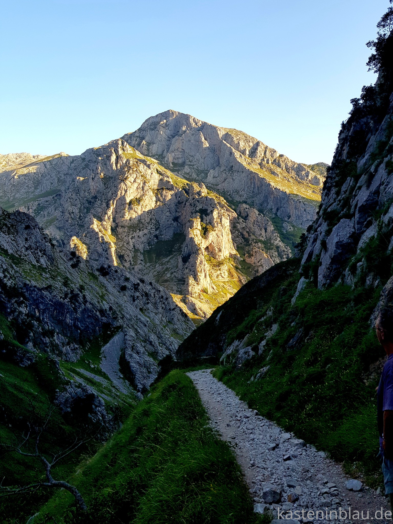 Wandern In Den Picos De Europa 500 M Hoch Zum Dorf Bulnes Kasteninblau De