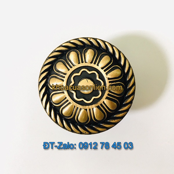 Báo giá nơi bán mẫu Núm cửa tủ hoa bằng đồng đen-vàng đường kính 32mm NT-004 giá rẻ tại Hà Nội