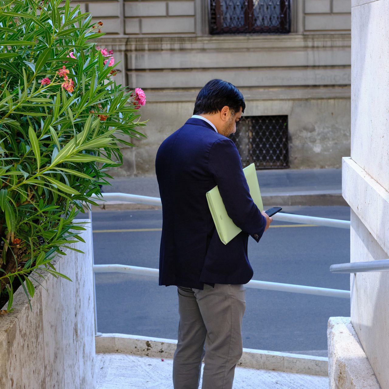 Il Grande Affresco Promesso Da Il Sistema E Solo Un Ritrattino Di Personaggi Mediocri Linkiesta It