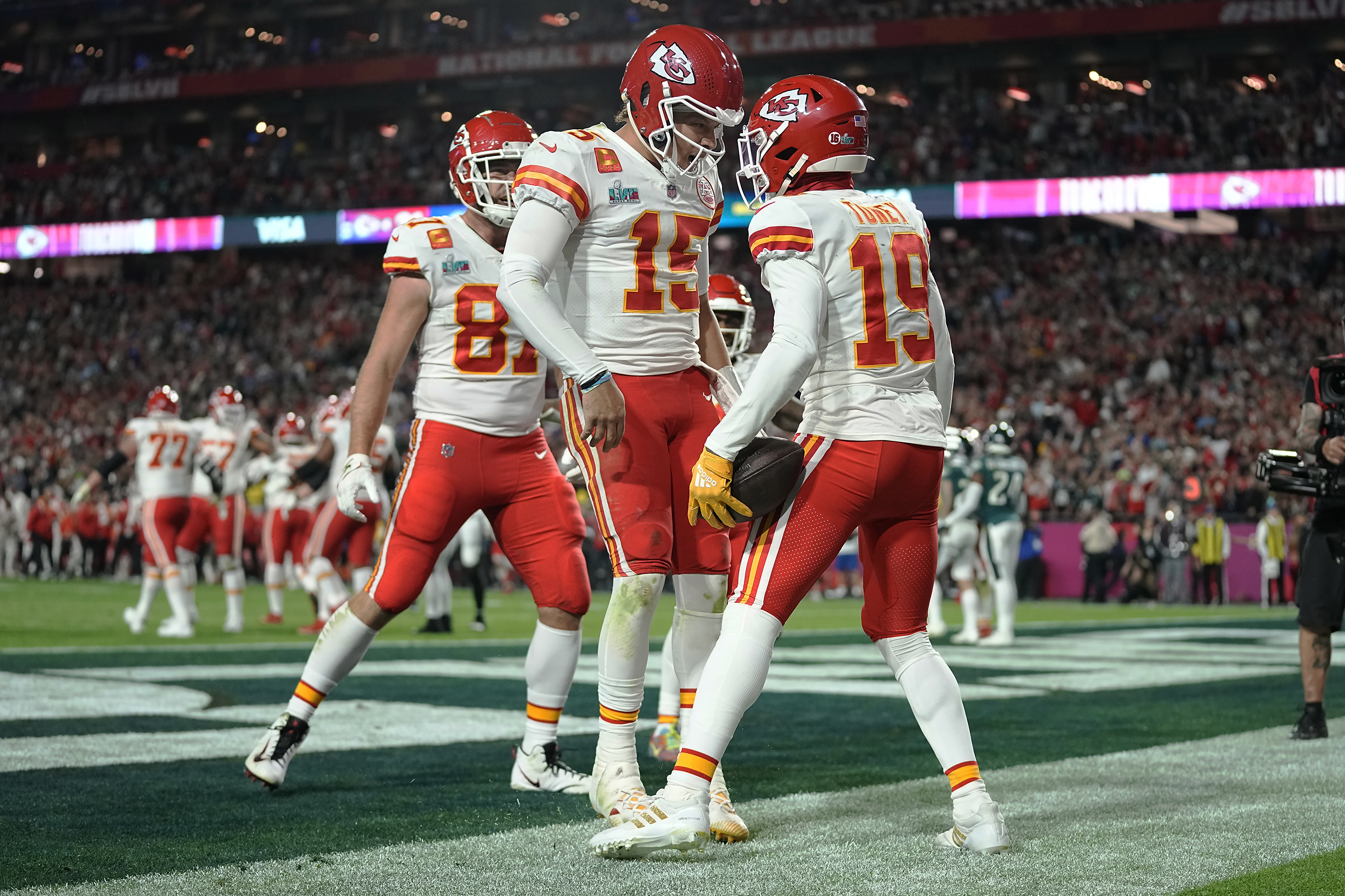 El wide receiver Kadarius Toney (19) de los Chiefs de Kansas City celebrar su touchdown junto al quarterback Patrick Mahomes (15) durante el segundo tiempo del Super Bowl 57, en Glendale, Arizona, el domingo 12 de febrero de 2023 (AP Foto/Abbie Parr)