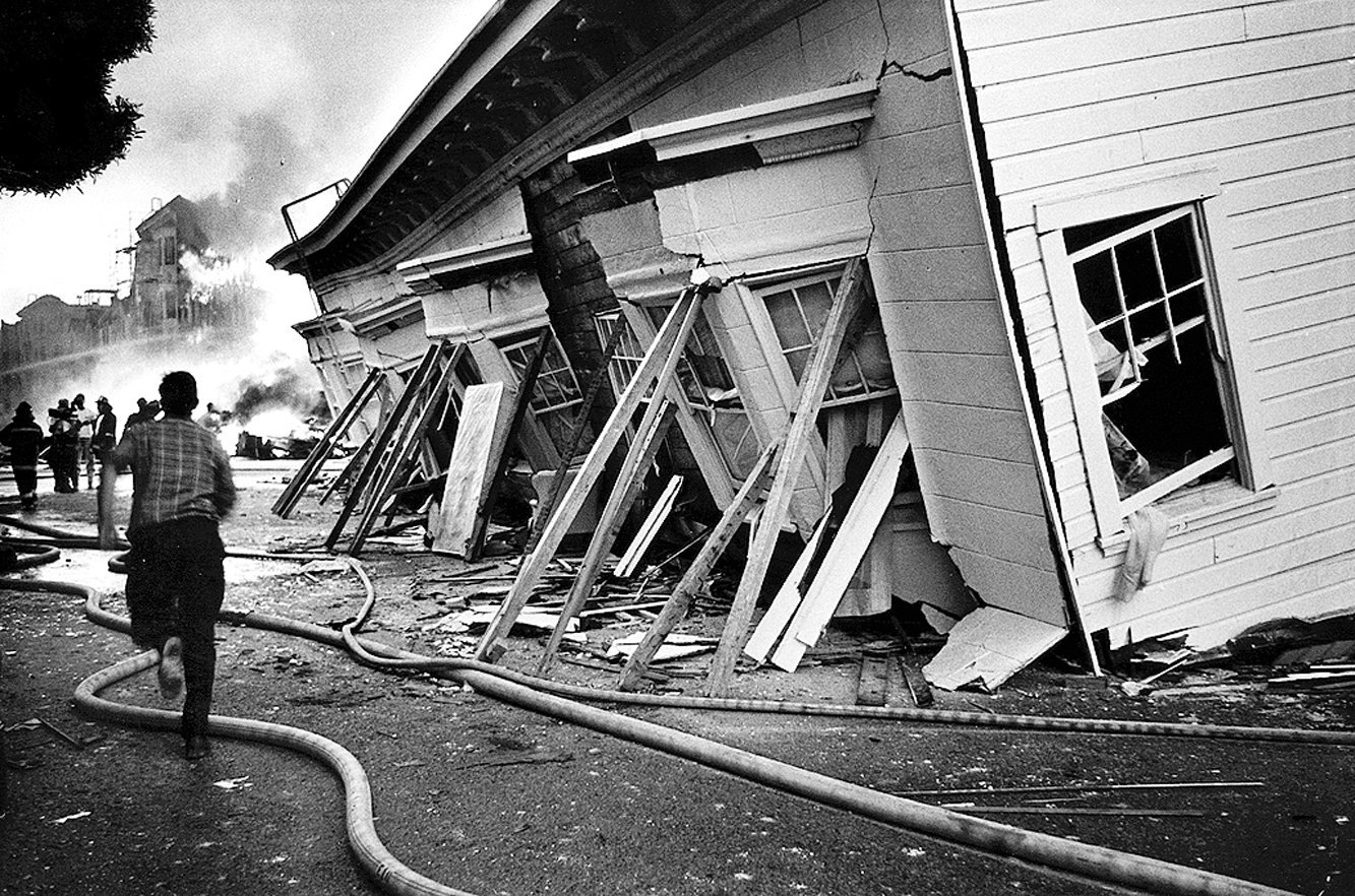 Residents and firefighters battle the fire in the Marina district of San Francisco after the Loma Prieta earthquake in 1989. (Tom Duncan/Staff Archives)