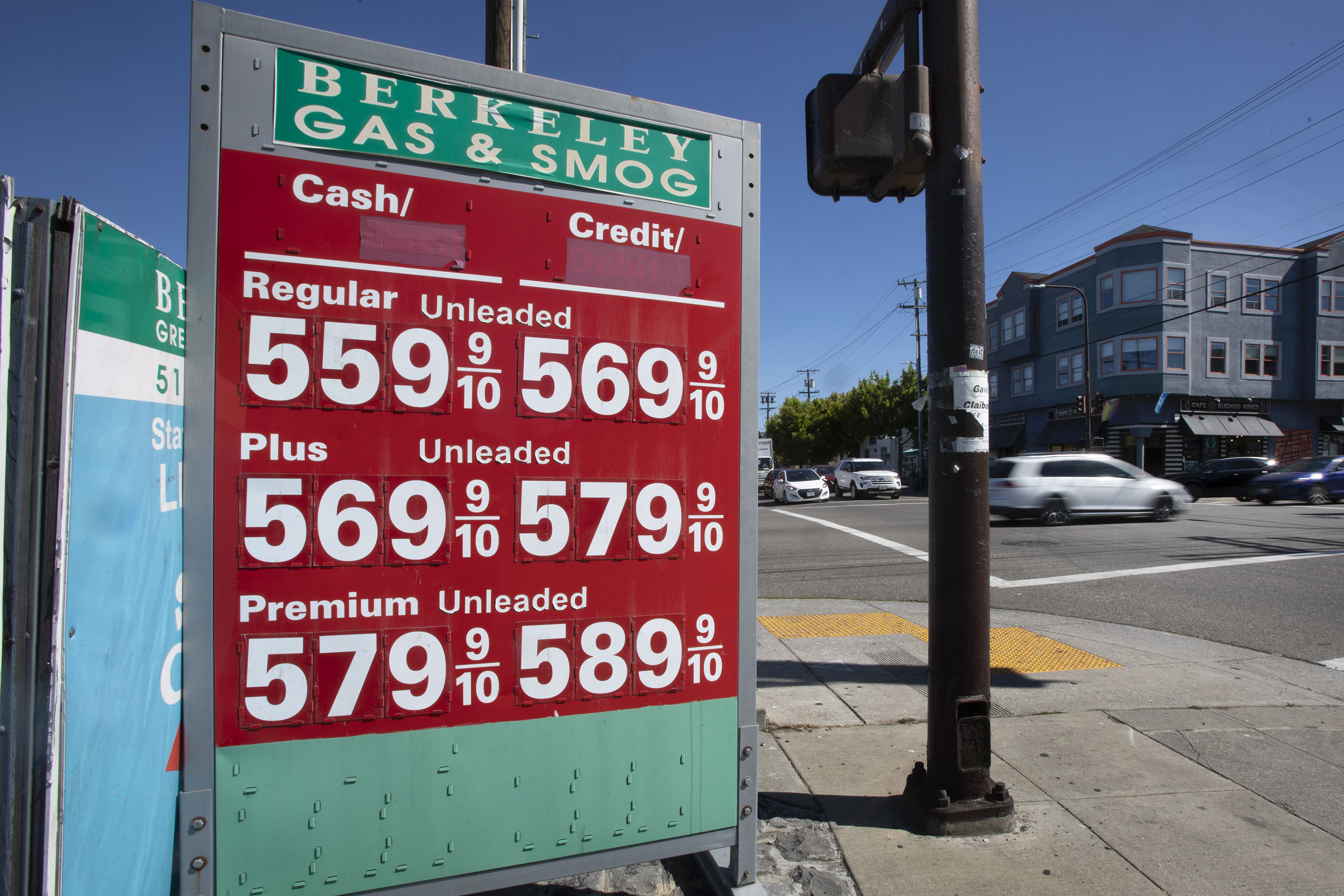 BERKELEY, CALIFORNIA - JULY 8: Gas prices continue to drop at Berkeley Gas & Smog, Friday, July 8, 2022, in Berkeley, Calif. California's average gas price has dropped nearly 30 cents since record highs in mid June. (Karl Mondon/Bay Area News Group)