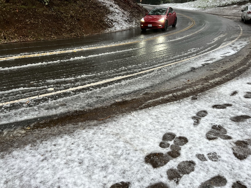 Traffic moves along Grizzly Peak as snows falls in the Oakland hills, Calif., early Friday, Feb. 24, 2023. (Ray Chavez/Bay Area News Group)