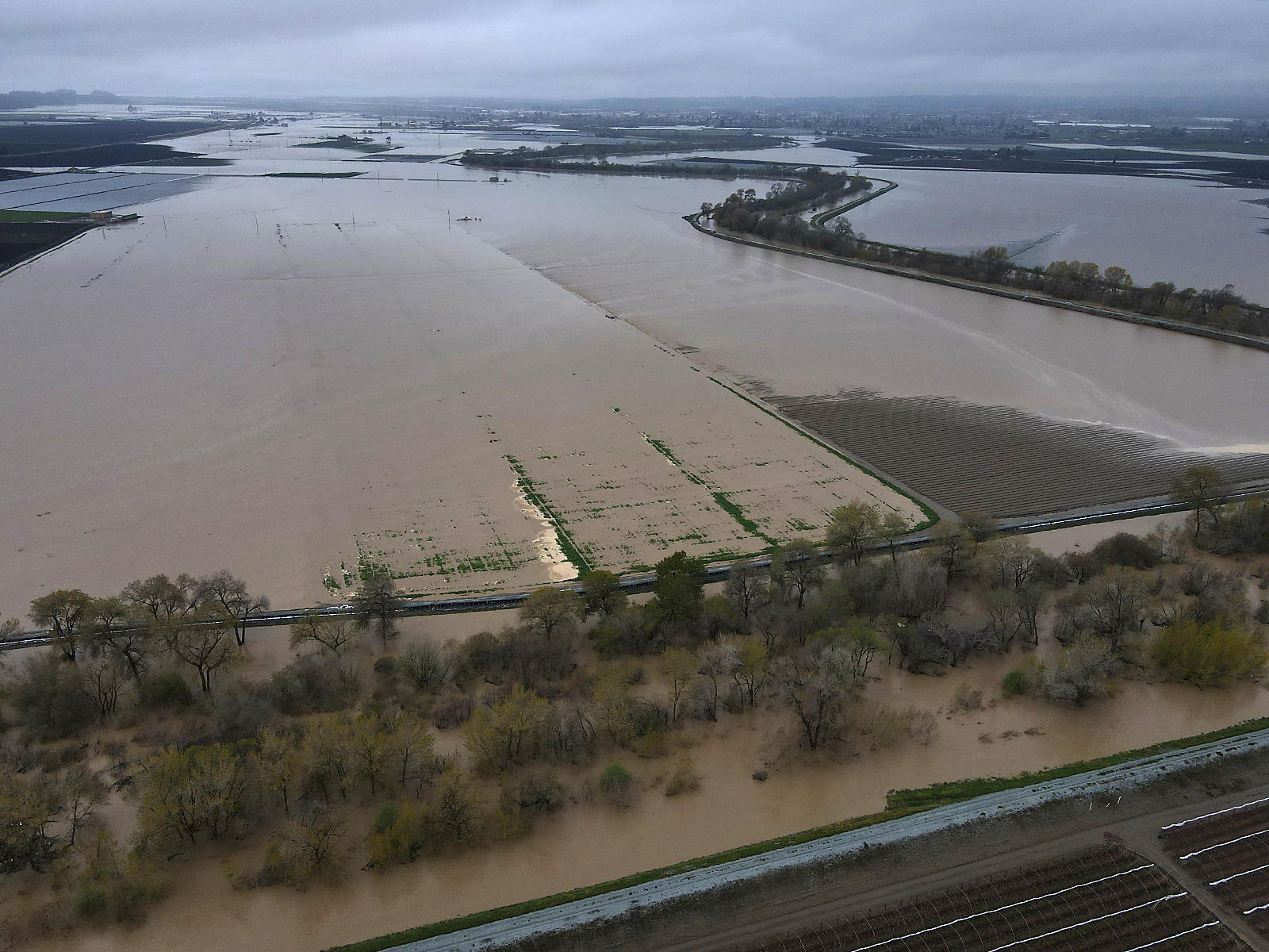 A breach in the Pajaro River Levee floods the town of Pajaro and farmland. (Shmuel Thaler/ Santa Cruz Sentinel)