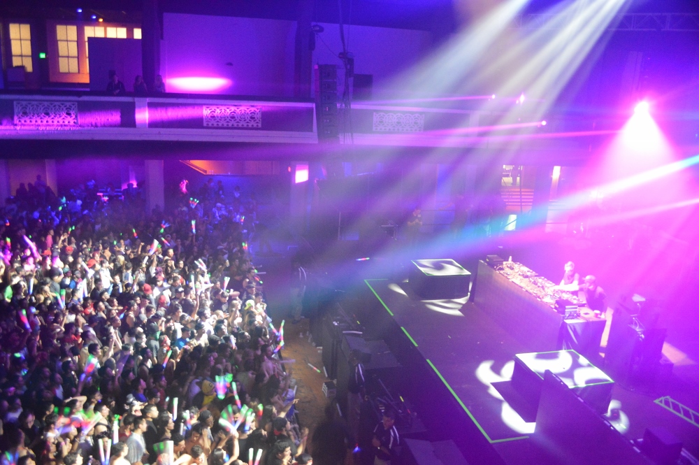 Milo and Otis with front Crowd