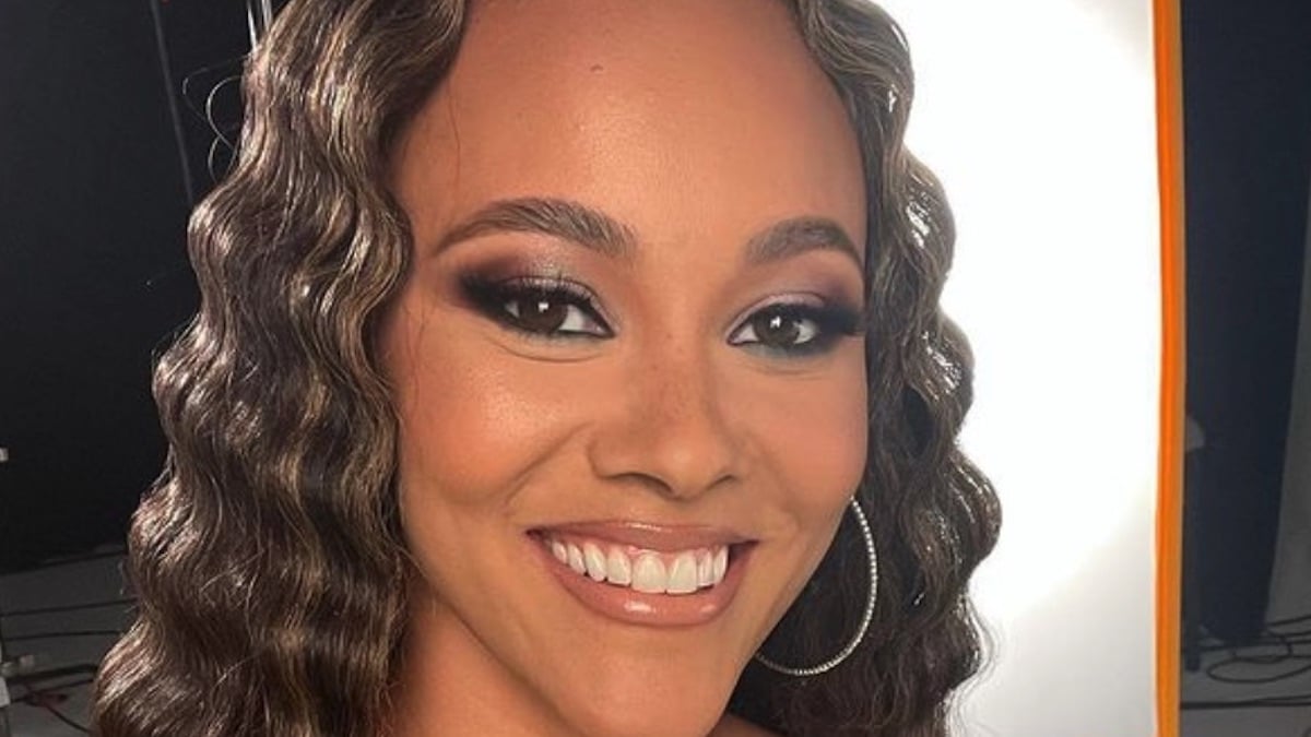 Ashley Darby Shows Natural Beauty With Plunging Neckline