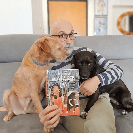 Luca D'Ambrosio con Harry & Pallino per il libro del 2020 "Musica per cani. Canzoni per il migliore amico dell'uomo".
