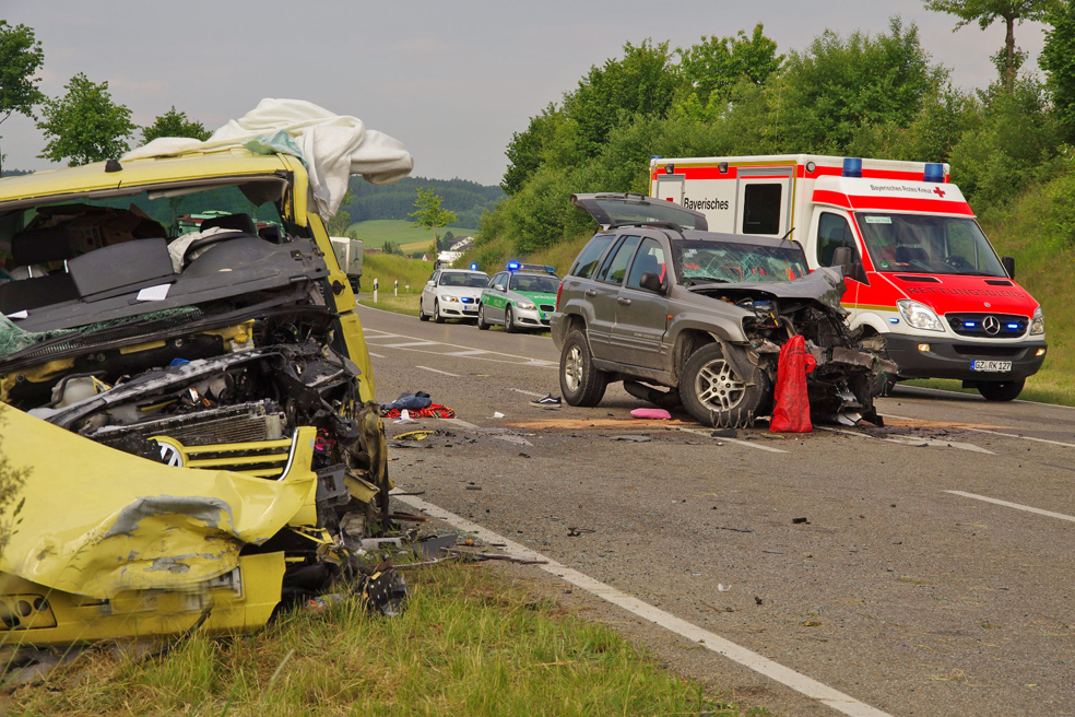 B300 Ziemetshausen Frontalzusammenstoss Fahrerin Schwer Verletzt Eingeklemmt New Facts Eu Das Blaulicht Magazin Fur Sud Schwaben Memmingen Und Das Allgau