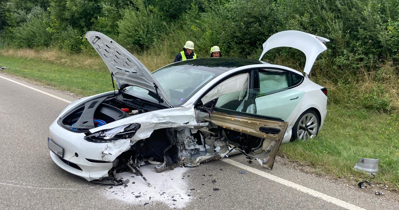 B12 Weitnau Hellengerst Tesla Batterien Heizen Sich Nach Unfall Auf New Facts Eu Das Blaulicht Magazin Fur Sud Schwaben Memmingen Und Das Allgau