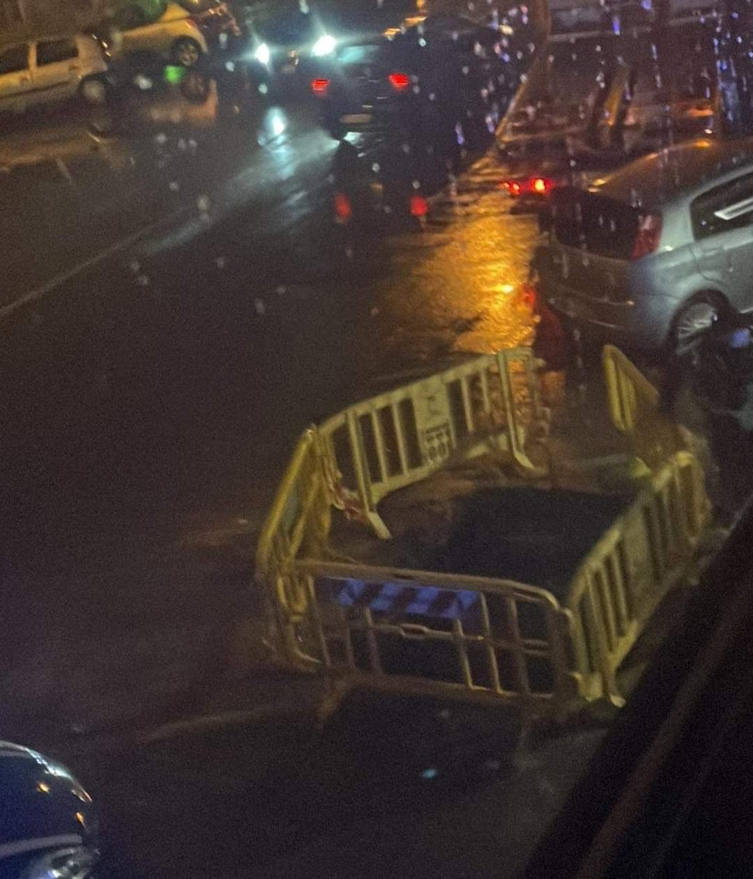 Auto Sprofonda Nell Asfalto Oltre Il Fatto